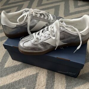 Like New! Metallic Silver and White Sneakers - Memory Foam Size Women’s 10